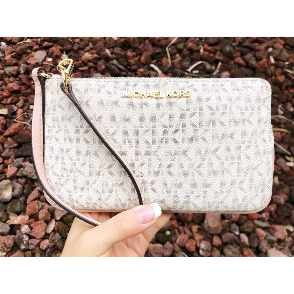 🌸Michael Kors Wristlet🌸